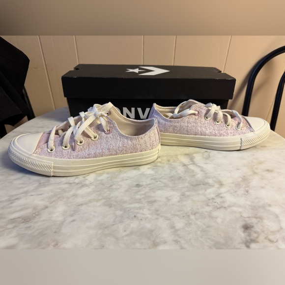 Like NEW Pink Converse all star women’s size 5 - worn once - Picture 4 of 8